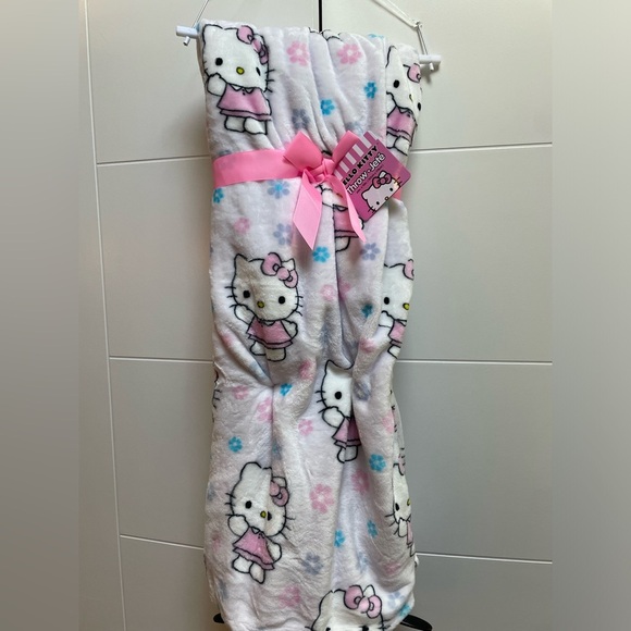 Hello Kitty SPRING DAISY Throw Blanket 60 x 80 inches NEW Home Decor - Picture 2 of 6